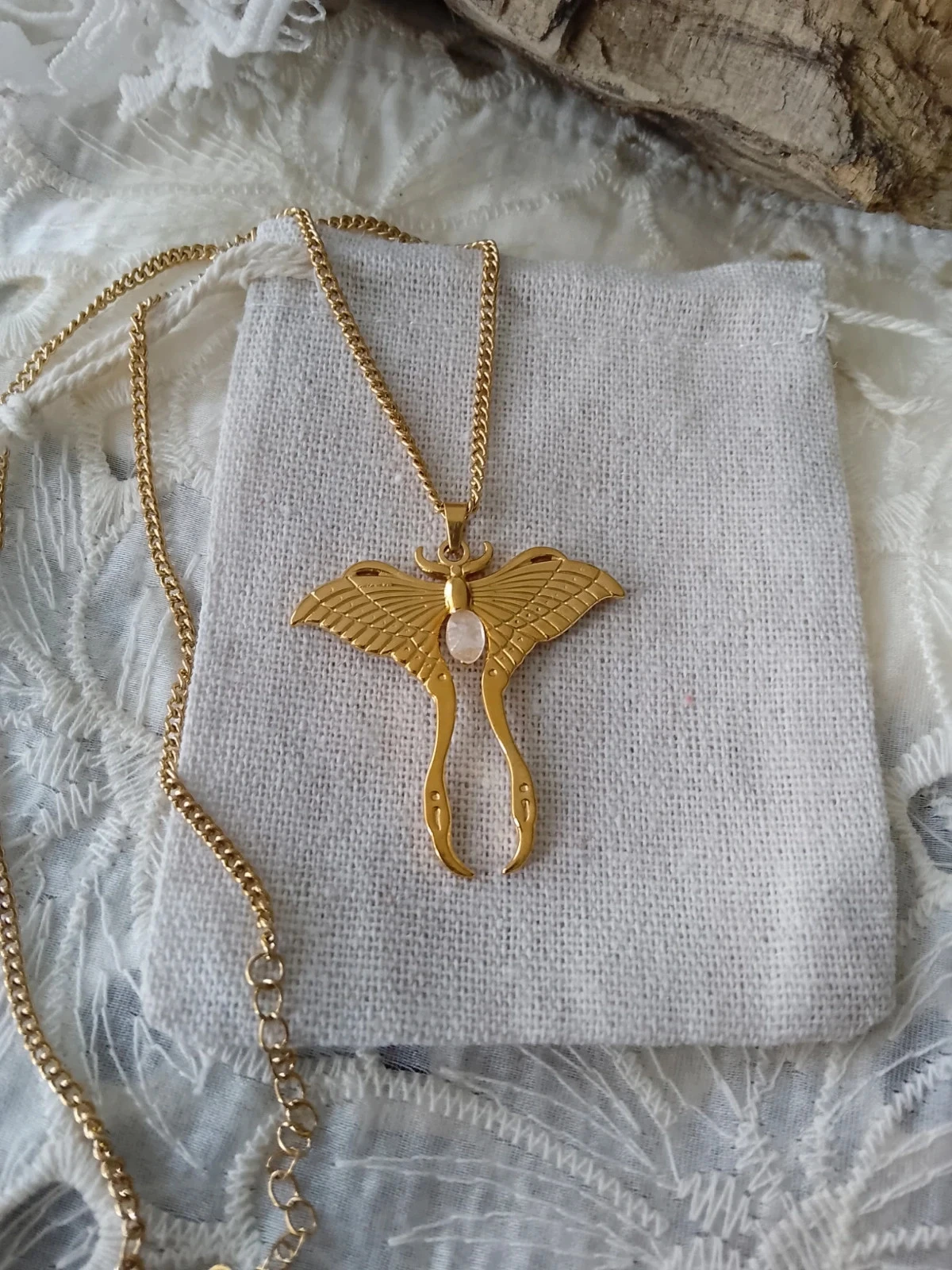 Collier papillon doré et pierre de lune naturelle – photo 3